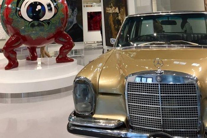 Mercedes-Benz 280S keluaran 1972 ditampilkan bagian samping Tumurun Private Museum, Solo