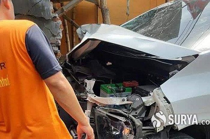 Kecelakaan maut terjadi di Jalan Raya Tanggul,Kecamatan Wonoayu, Sidoarjo. Sebuah mobil tabrak empat sepeda motor, satu orang meninggal di tempat.