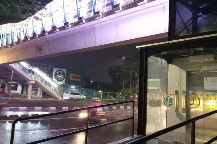 Lift di jembatan penyeberangan orang (JPO) Sumarno, Penggilingan, Jakarta Timur, resmi beroperasi hari ini, Kamis (11/1/2019)