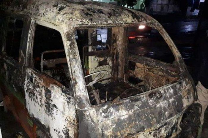 Angkot terbakar di daerah Grobogan, Jawa Tengah, diduga ada kaitan dengan kasus teor kain api Semarang