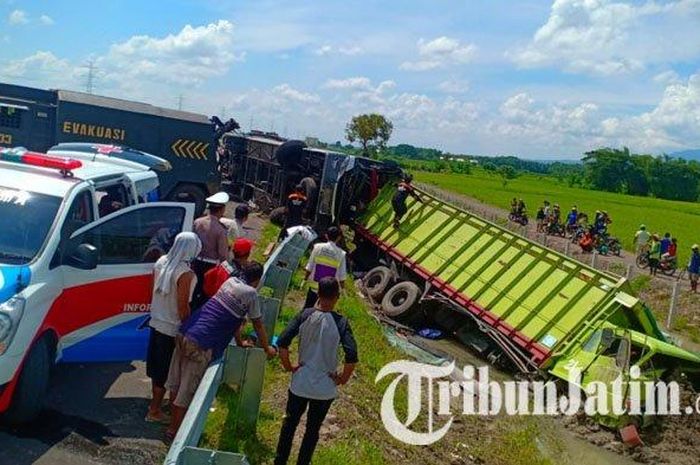 Bus EKA hajar bak truk sampai menancap di ruas tol Nganjuk-Madiun