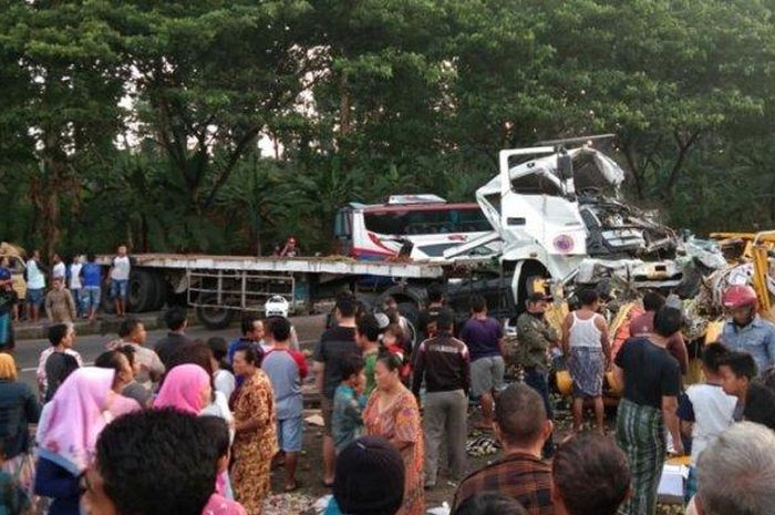 Kecelakaan maut truk trailer vs truk buah di Subah, Kabupaten Batang, Jateng