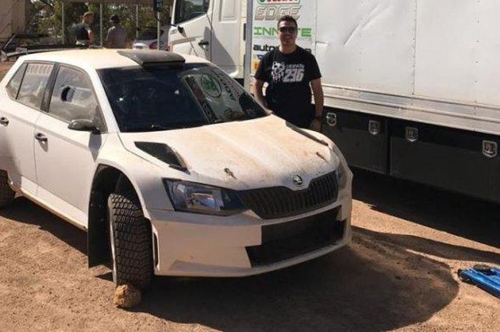 Rifat Sungkar saat uji coba mobil reli tipe AP4 dan R5 di Australia