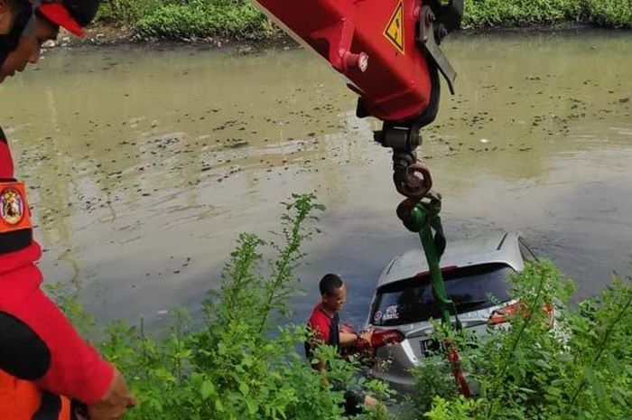 Hond HR-V dievakuasi dari dalam sungai