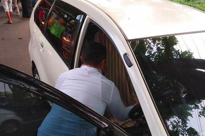 Toyota Avanza mencurigakan, pintu dibuka pengemudi telentang kepala menengadah tak bernyawa