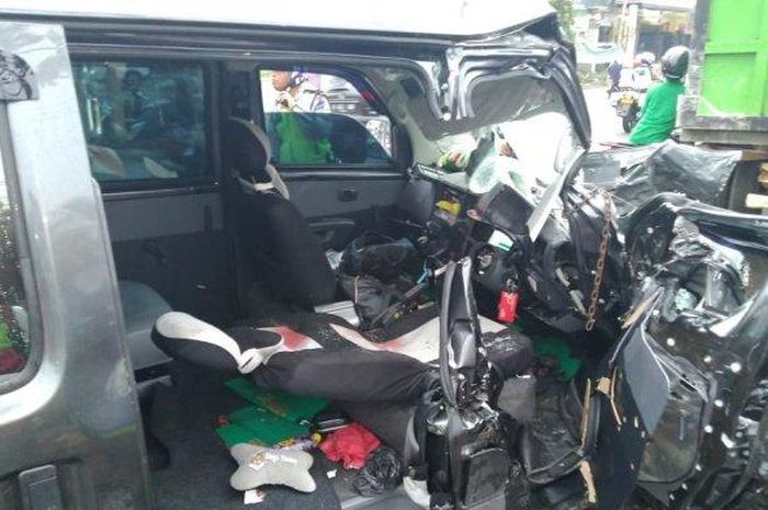 Daihatsu Gran Max hajar truk sampah di Tangerang Selatan hingga bodi kanan terkoyak, pengemudi meregang nyawa