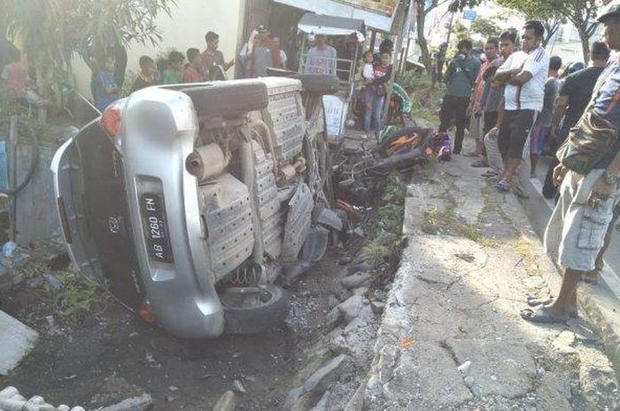 Honda Brio terguling ke selokan usai hajar Honda Blade