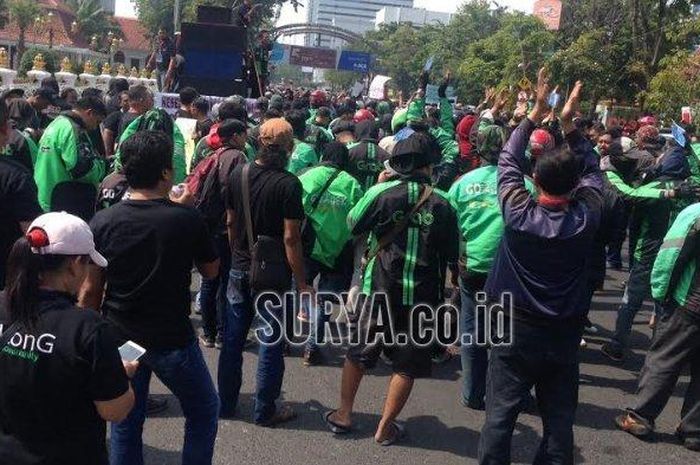 Ratusa ojek online berunjuk rasa di Surabaya, Jawa Timur
