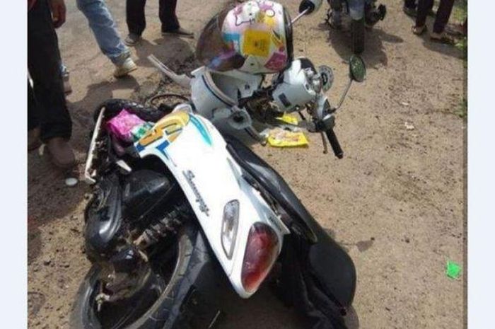 Motor Scoopy yang dikendarai seorang nenek dan cucunya yang meninggal dunia akibat kecelakaan di Gasing, Kabupaten Banyuasin, Minggu (28/4/2019).  