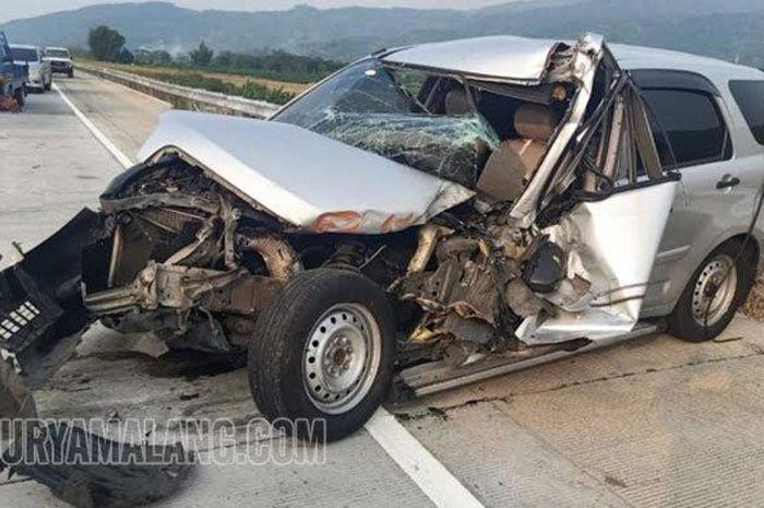 Daihatsu Terios terlibat kecelakaan usai menabrak bagian belakang truk di jalan Tol Malang - Pandaan kilometer 77 200, Sabtu (18/5/2019) pukul 16:30 WIB 