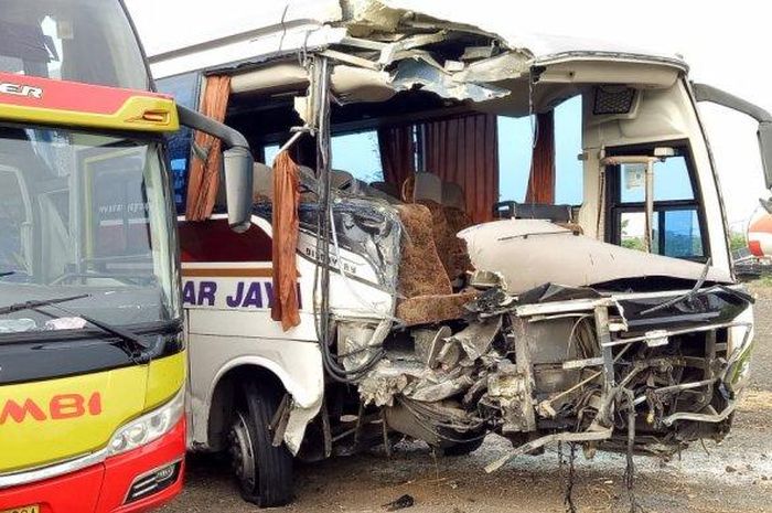 Bangkai bus Sinar Jaya dan Arimbi yang terlibat kecelakaan maut di tol Cipali, dini hari, (14/11/19)