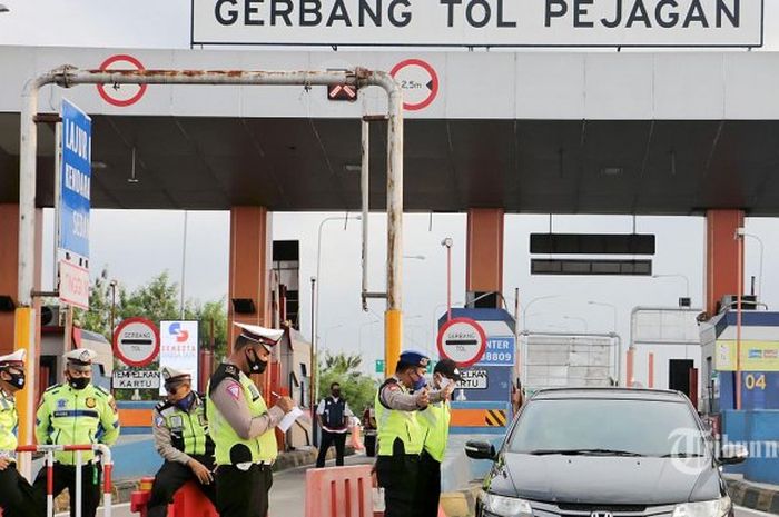 Petugas sedang melakukan pengecekan kendaraan di Gerbang Tol Pejagan dalam upaya mencegah pemudik ke Jawa Tengah