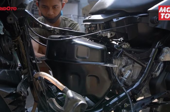 Proses pemasangan tangki 10 liter di Yamaha All New NMAX