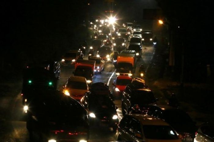 Illustrasi kemacetan yang terjadi pada malam hari