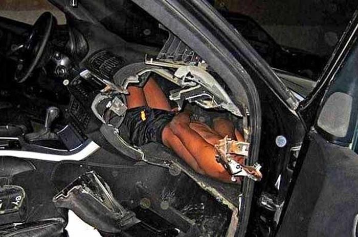 Seorang bocah ditemukan di dalam dasbor mobil BMW X5 di Spanyol