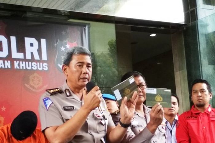 Kombes Priyanto saat memberikan penjelasan cara deteksi STNK dan BPKB palsu di Bareskrim Polri, Rabu (20/12).