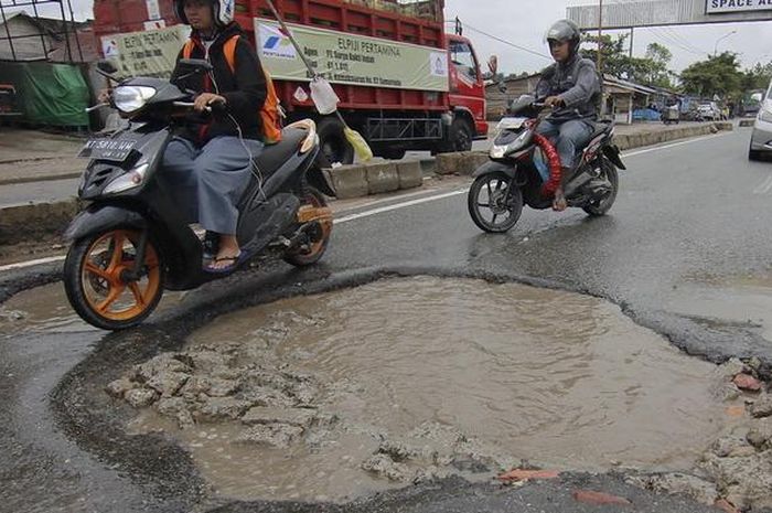 Tips melewati jalan berlubang