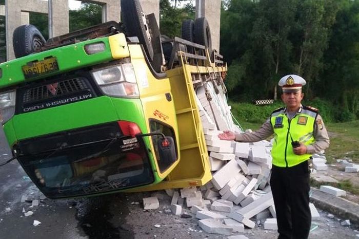 Ilustrasi kecelakaan truk akibat muatan berlebih