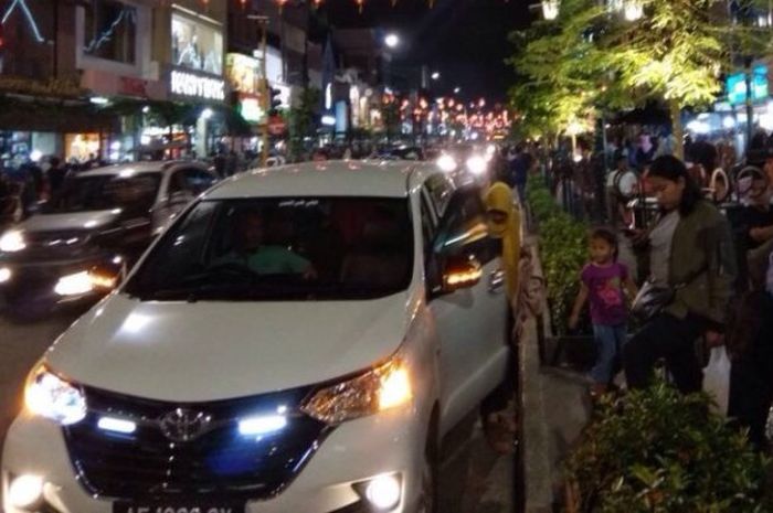 Taksi online sedang menurunkan penumpang di Jalan Malioboro