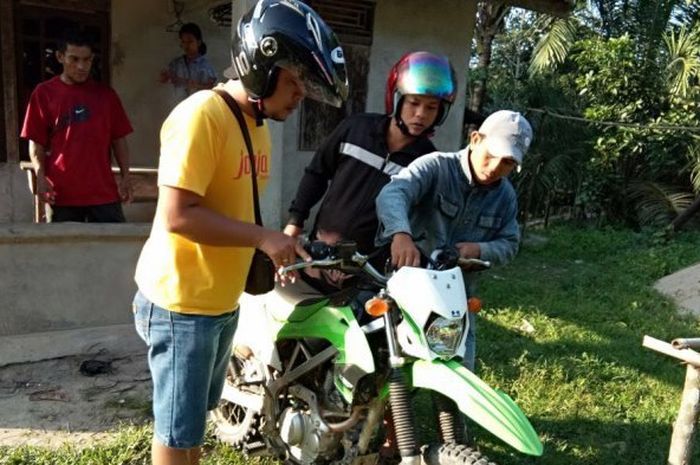 Unit Jatanras Sat Reskrim Polres Landak saat menemukan motor milik Urbanus yang dicuri oleh Rajes dan Arianto untuk hadiah valentine kepada sang pacar