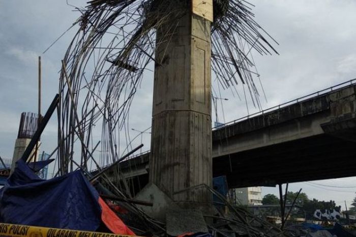 Kondisi girder tol Becakayu di jalan DI Panjaitan, Selasa (20/2/2018)