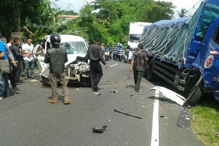 Tabrakan Daihatsu Grand Max dengan Truk Tronton Hino di Jalur tengkorak