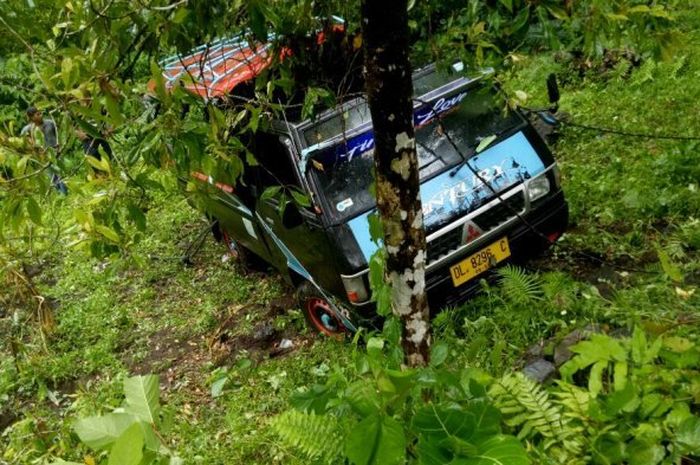 Mitsubishi L-300 Masuk Jurang