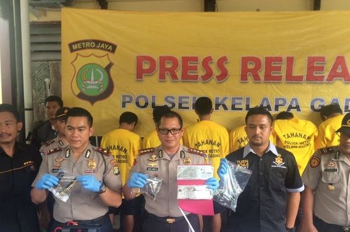 Polsek Kelapa Gading menggelar kasus penangkapan pelaku pencurian kendaraan bermotor di wilayah Kelapa Gading