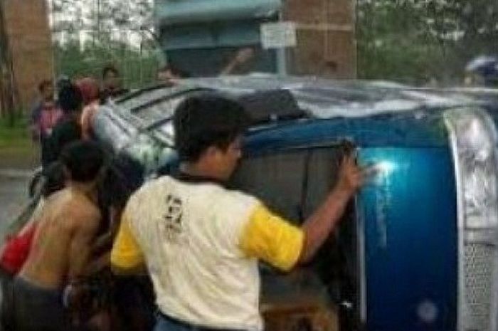 Ilustrasi Suzuki Carry terguling