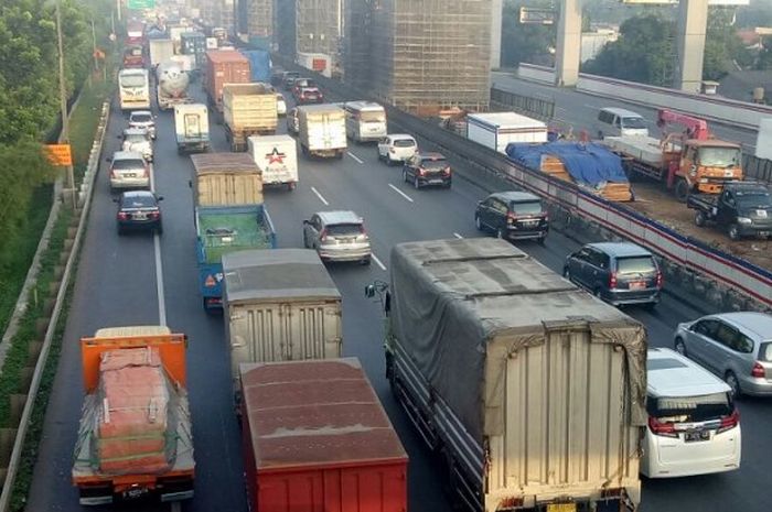kendaraan padat merayap di jalan tol Jakarta-Cikampek menju Jakarta, Kamis (15/3/2018)