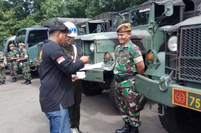 Tim Spamad yang memeriksa kelengkapan surat-surat kendaraan dinas ataupun pribadi