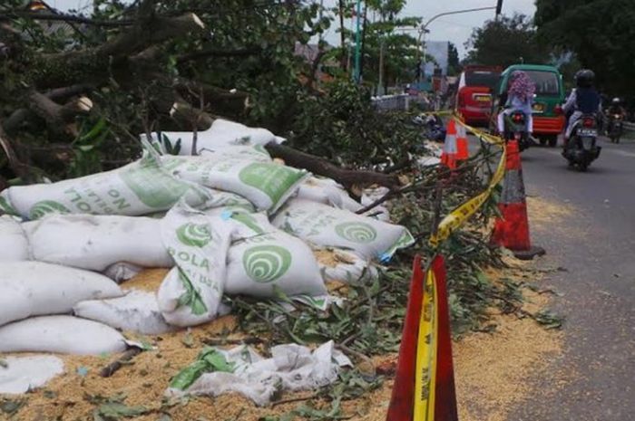 Truk bermuatan kedelai bernomor polisi R-1979-DB terlibat kecelakaan