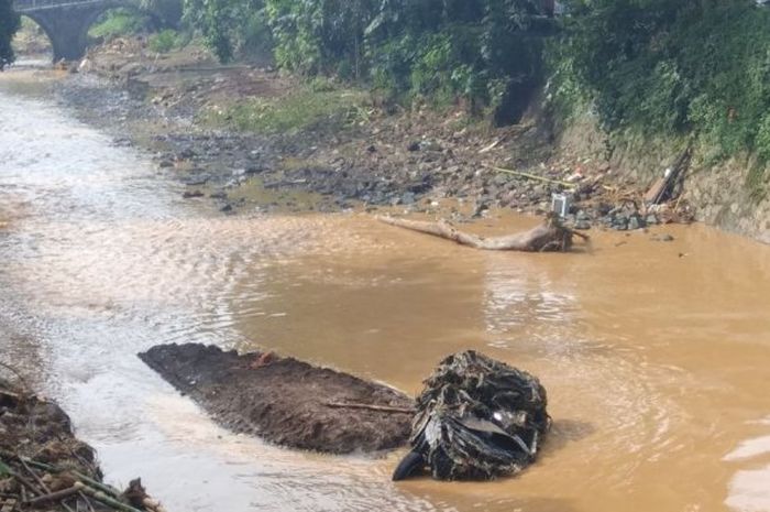 Daihatsu Xenia terbawa banjir ke sungai di Jatihandap, Bandung