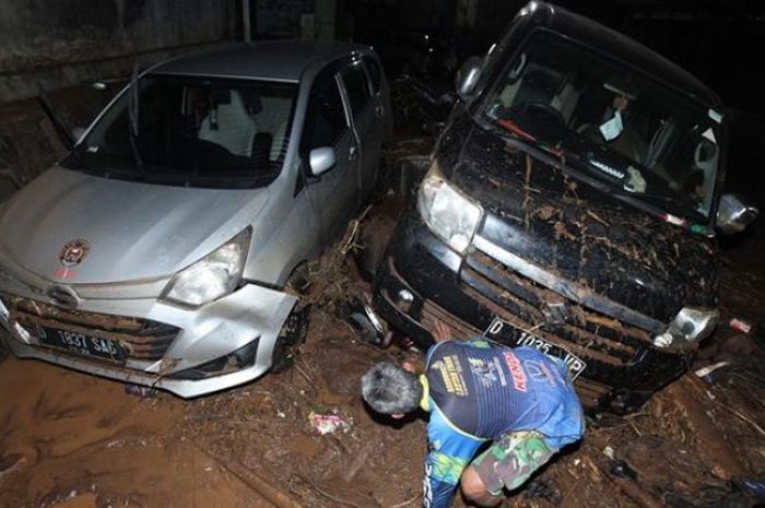 Sejumlah mobil rusak akibat banjir bandang sungai Cipamokolan Kota Bandung