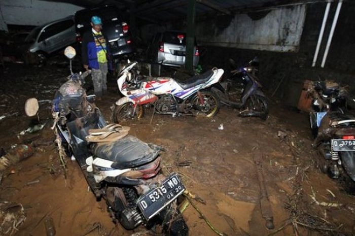Efek banjir bandang sungai Cipamokolan kota Bandung 20/3/2018
