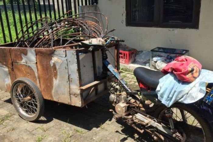 Motor bebek yang dimodif jadi motor gerobak oleh kawanan maling kabel