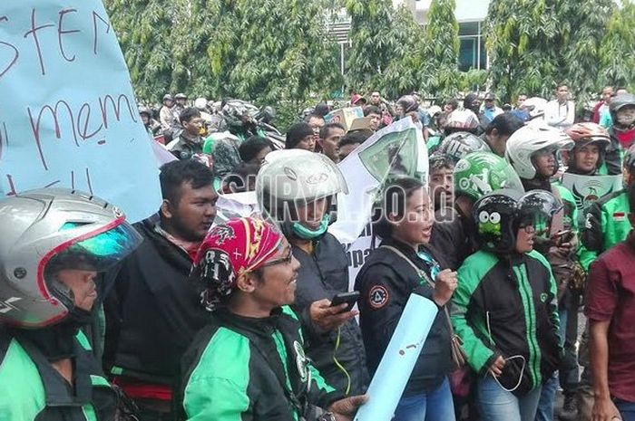 Demo Grab di Surabaya
