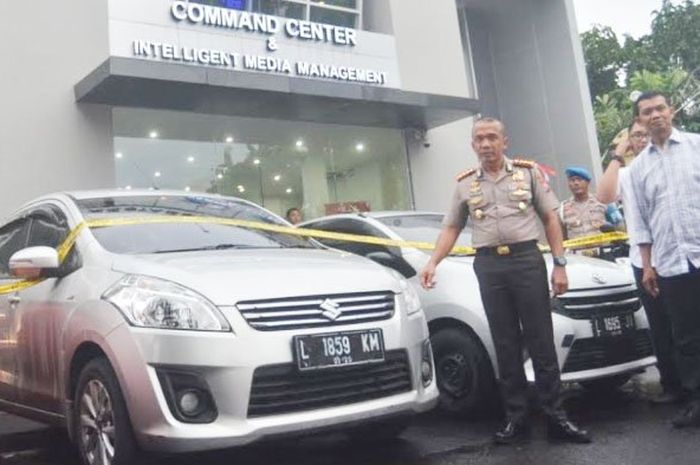 Kombes Pol Rudi didampingi Kasat reskrim Sudamiran menunjukan mobil yang dipakai para pelaku