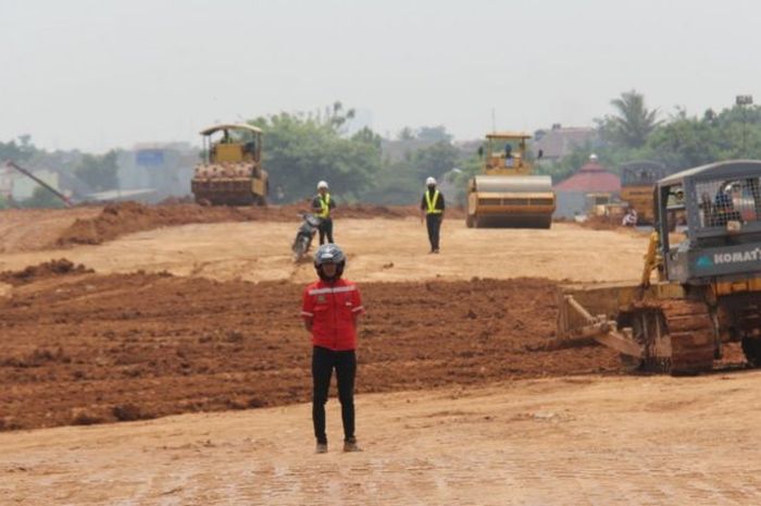 Proses pemadatan tanah di proyek pembangunan Jalan Tol Serpong-Kunciran  