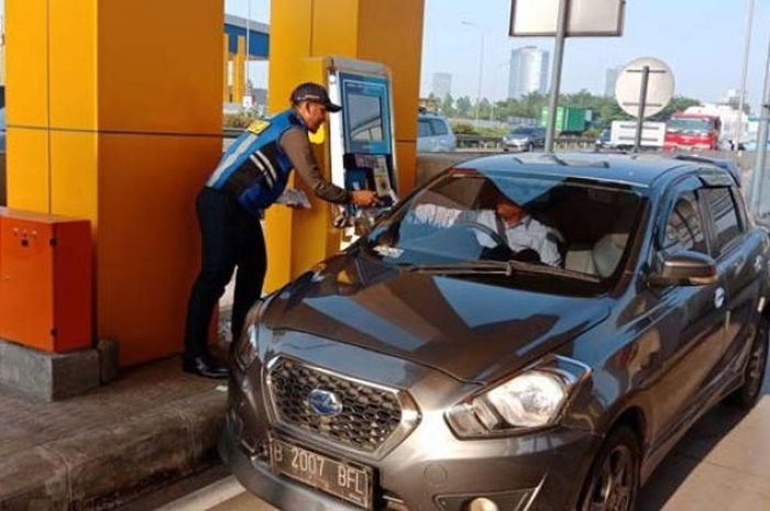 Sosialisasi ganjil genap oleh petugas BPTJ kepada pengendara di gerbang Tol Tangerang