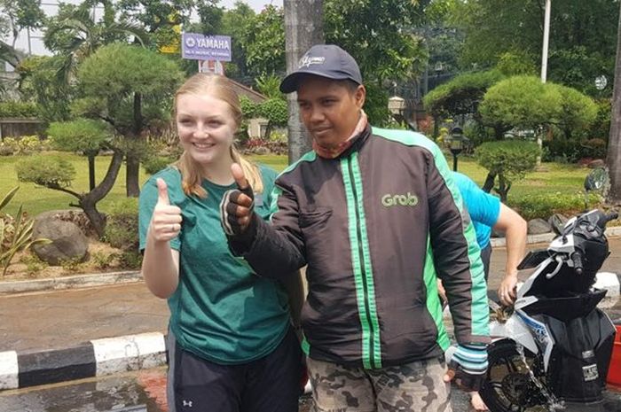 Sopir ojek online yang motornya di cuci bule.