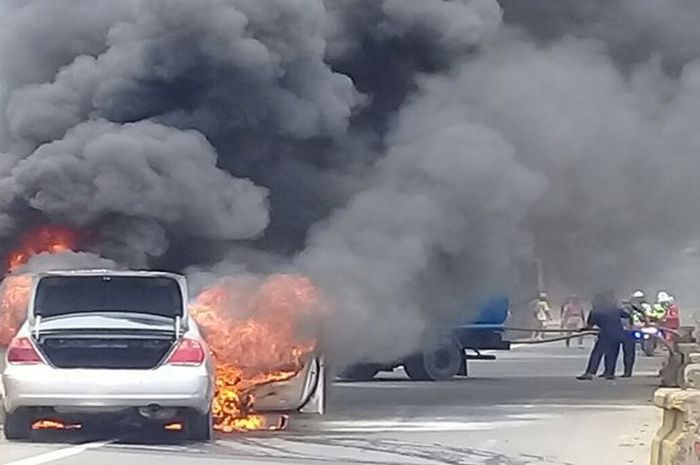 Toyota Camry terbakar di tol Jagorawi