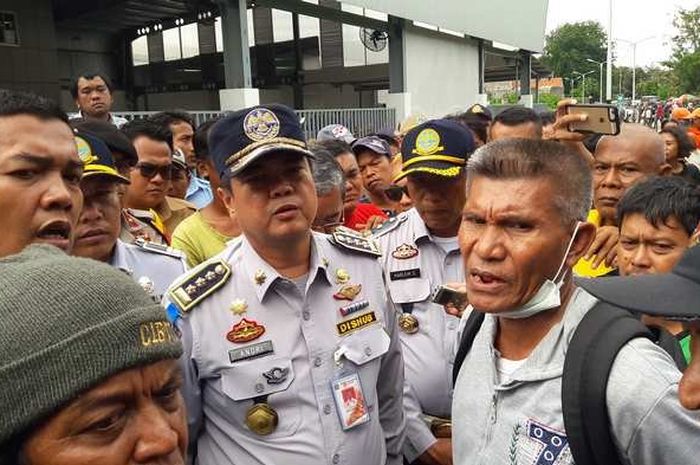 Kepala Dinas Perhubungan DKI Jakarta, Andri Yansyah saat menemui para sopir angkot di depan Stasiun Tanah Abang, Senin (28/1).   