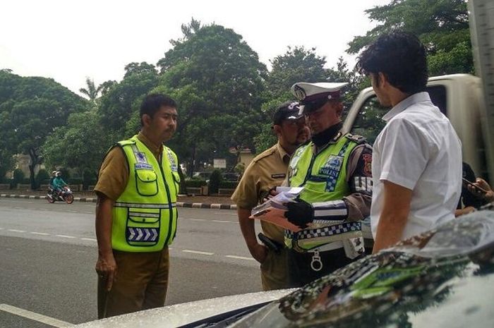 Farhat (23), warga Jakarta Selatan, terjaring razia karena membawa mobil tanpa STNK dan memakai plat nomor polisi sementara.