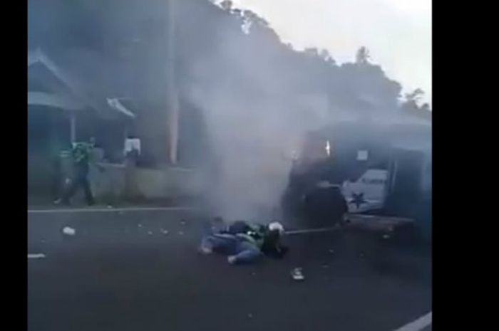 Kecelakaan maut yang melibatkan kendaraan elf dan kendaraan bermotor terjadi di Jalan Raya Warung Peteuy - Gobing, Garut