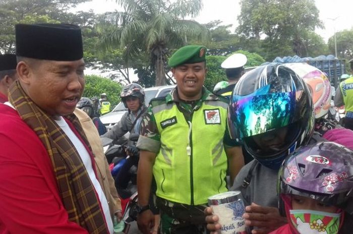Polisi berpakaian jawara Betawi melaksanakan operasi patuh jaya 2018 di Daan Mogot, Jakbar