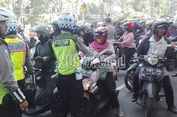Petugas Satlantas Polrestabes Surabaya saat menggelar Operasi Patuh Semeru