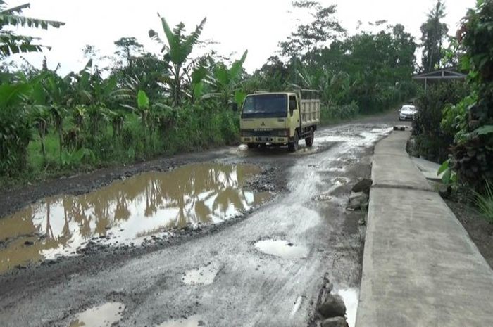 Jalan rusak menuju arena MTB Asian Games di Subang, Jabar