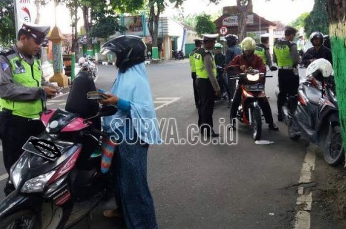  Satlantas Polres Tuban menindak pelanggar lalu lintas saat Operasi Patuh Semeru