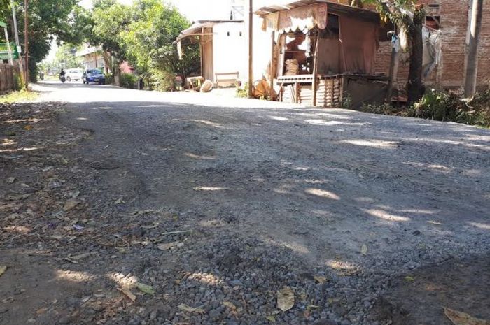 Jalan ini banyak dikeluhkan warga